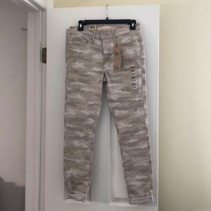 Levi's Ladies 311 Shaping Skinny Neutral Camo Print  size 4  27W 30L  NWT